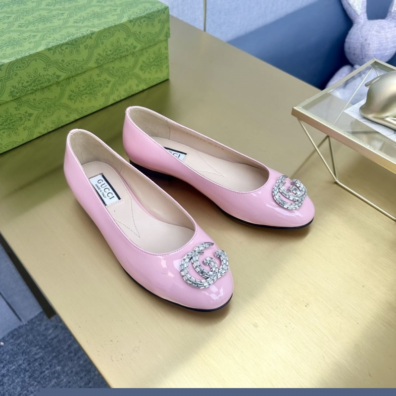 G*u*i flat shoes